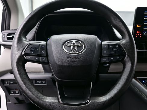 Used 2022 Toyota Sienna LE AWD/4WD image 22