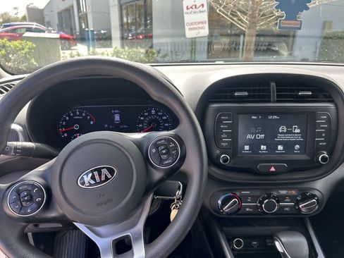 Used 2020 Kia Soul S image 2