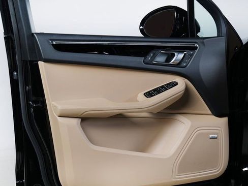 Certified 2025 Porsche Macan image 29