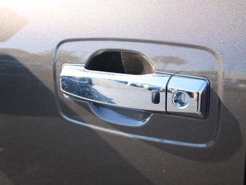 Used 2019 Nissan Titan SV w/ SV Convenience Package image 18