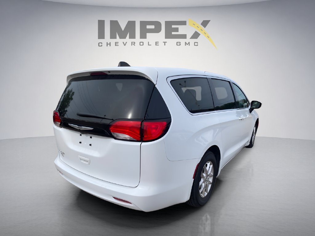 Used 2023 Chrysler Voyager LX FWD image 5