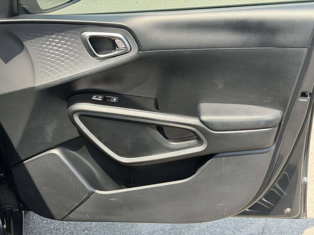Used 2025 Kia Soul LX w/ LX Technology Package FWD image 10