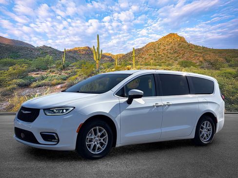 Used 2023 Chrysler Pacifica Touring-L FWD image 7
