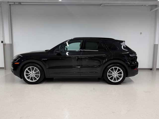 Certified 2025 Porsche Cayenne E-Hybrid w/ Premium Package Plus AWD/4WD image 2