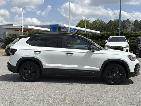 Certified 2025 Volkswagen Taos SE FWD image 27