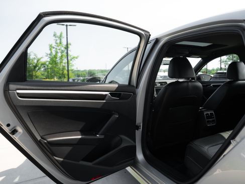 Used 2018 Volkswagen Passat GT FWD image 25