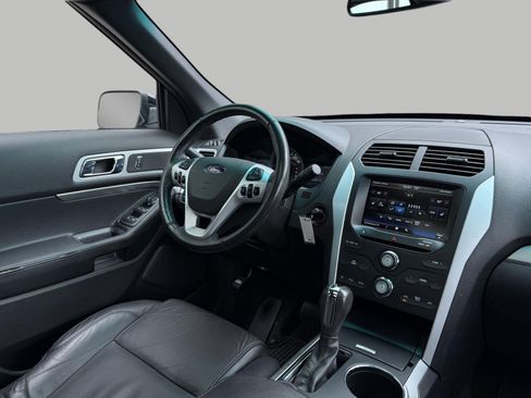 Used 2014 Ford Explorer XLT w/ Equipment Group 202A AWD/4WD image 31