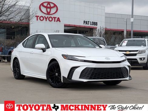 Used 2025 Toyota Camry SE image 1