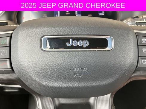 Used 2025 Jeep Grand Cherokee Laredo X RWD image 33