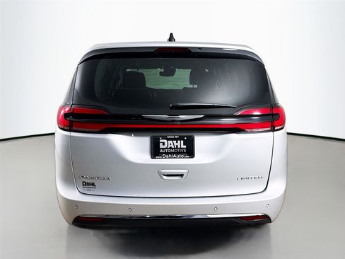 Used 2024 Chrysler Pacifica Limited image 6