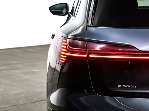 Used 2022 Audi e-tron Premium w/ Convenience Plus Package image 16