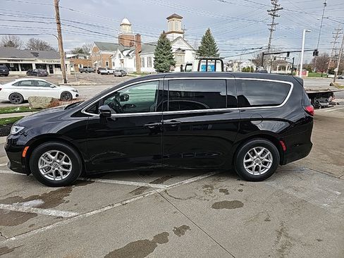 Certified 2024 Chrysler Pacifica Touring-L image 11