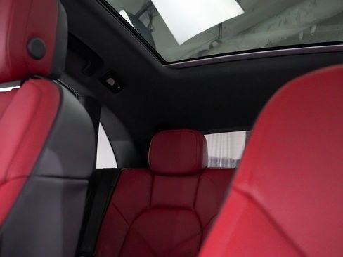 Used 2025 Porsche Macan image 35