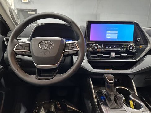 Certified 2025 Toyota Highlander Platinum image 8