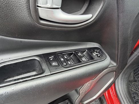 Used 2023 Jeep Renegade Latitude AWD/4WD image 18