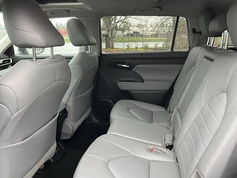 Used 2024 Toyota Highlander XLE image 13