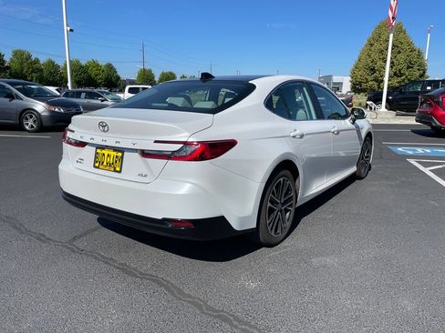 Used 2025 Toyota Camry XLE AWD/4WD image 3