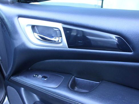 Used 2019 Nissan Pathfinder S image 25