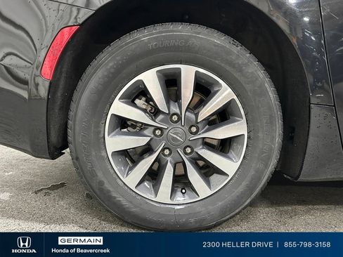 Used 2024 Chrysler Pacifica Limited FWD image 10