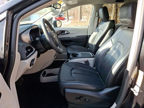 Certified 2023 Chrysler Pacifica Touring-L image 15