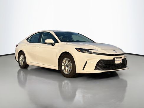Used 2025 Toyota Camry LE image 1
