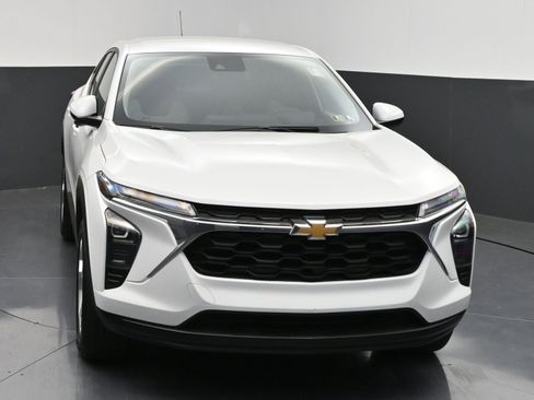 Used 2024 Chevrolet Trax LS w/ LS Convenience Package FWD image 2