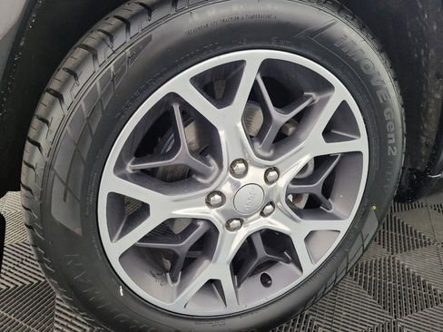 Used 2019 Jeep Grand Cherokee Overland AWD/4WD image 31