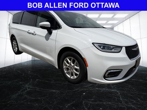 Used 2023 Chrysler Pacifica Touring-L FWD image 8