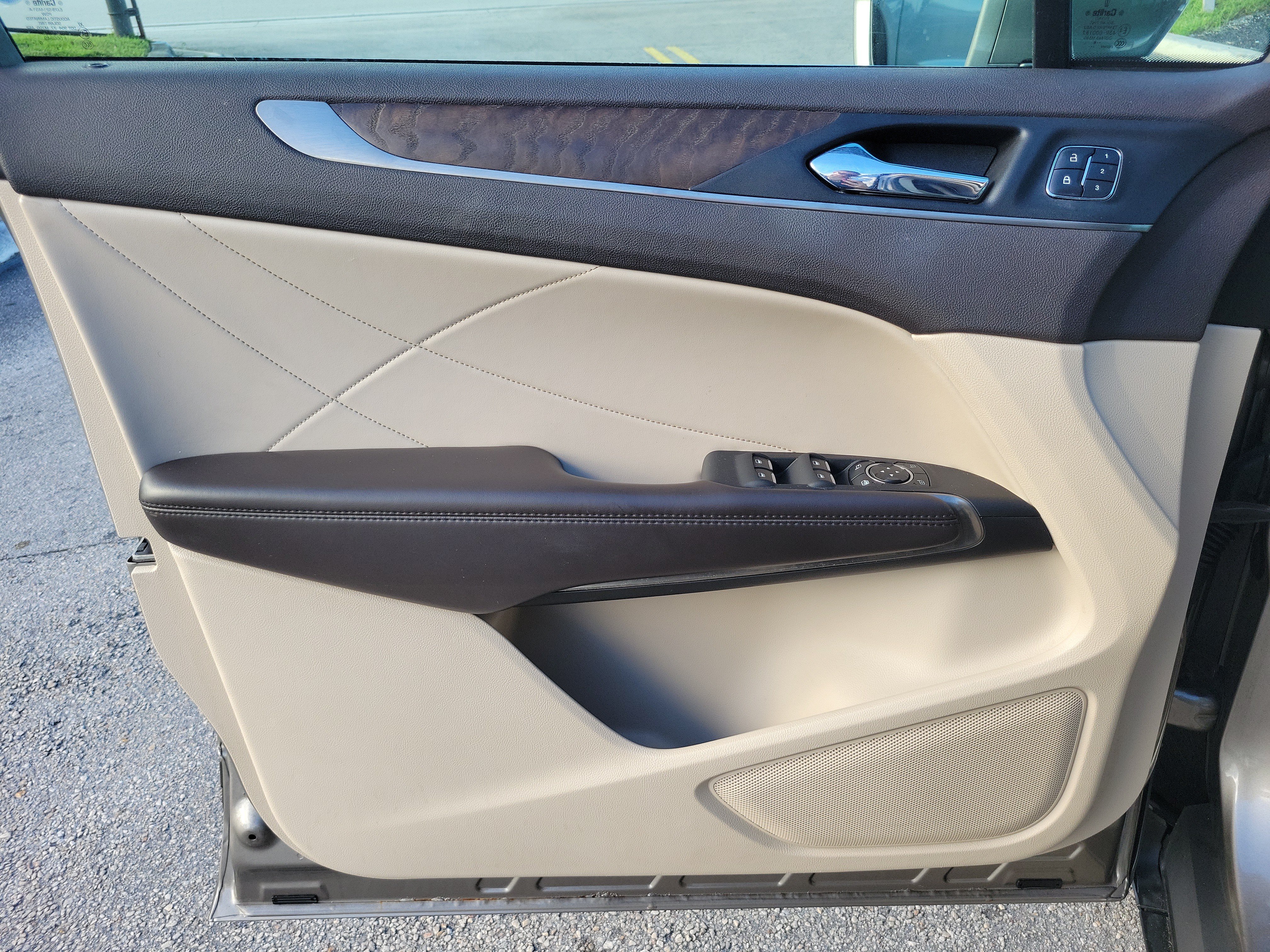 Used 2017 Lincoln MKC Reserve FWD image 25
