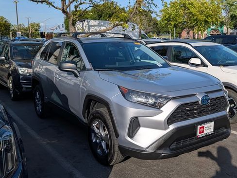 Used 2022 Toyota RAV4 LE AWD/4WD image 4