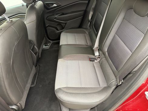Used 2025 Chevrolet Trax LT FWD image 19
