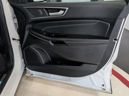 Used 2017 Ford Edge Titanium w/ Equipment Group 302A AWD/4WD image 27