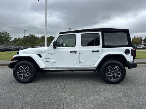 Used 2024 Jeep Wrangler Sahara image 8