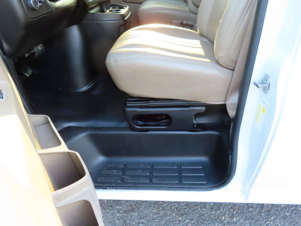 Used 2022 Chevrolet Express 3500 w/ Driver Convenience Package RWD image 12