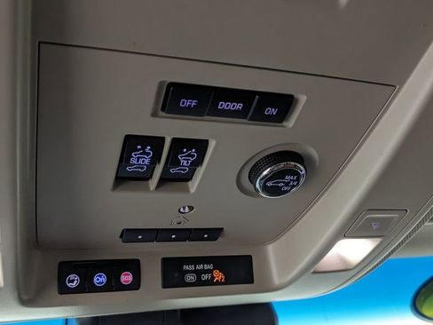 Used 2019 Cadillac Escalade Premium Luxury w/ Escalade Sport Edition AWD/4WD image 32