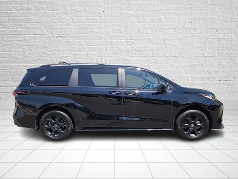 Used 2025 Toyota Sienna XLE Woodland Edition AWD/4WD image 7