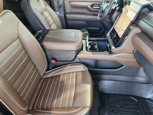 Certified 2025 GMC Yukon Denali Ultimate w/ LPO, Floor Liner Package AWD/4WD image 14