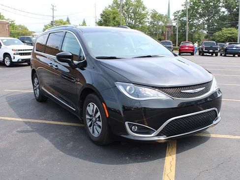 Used 2020 Chrysler Pacifica Touring-L Plus FWD image 4