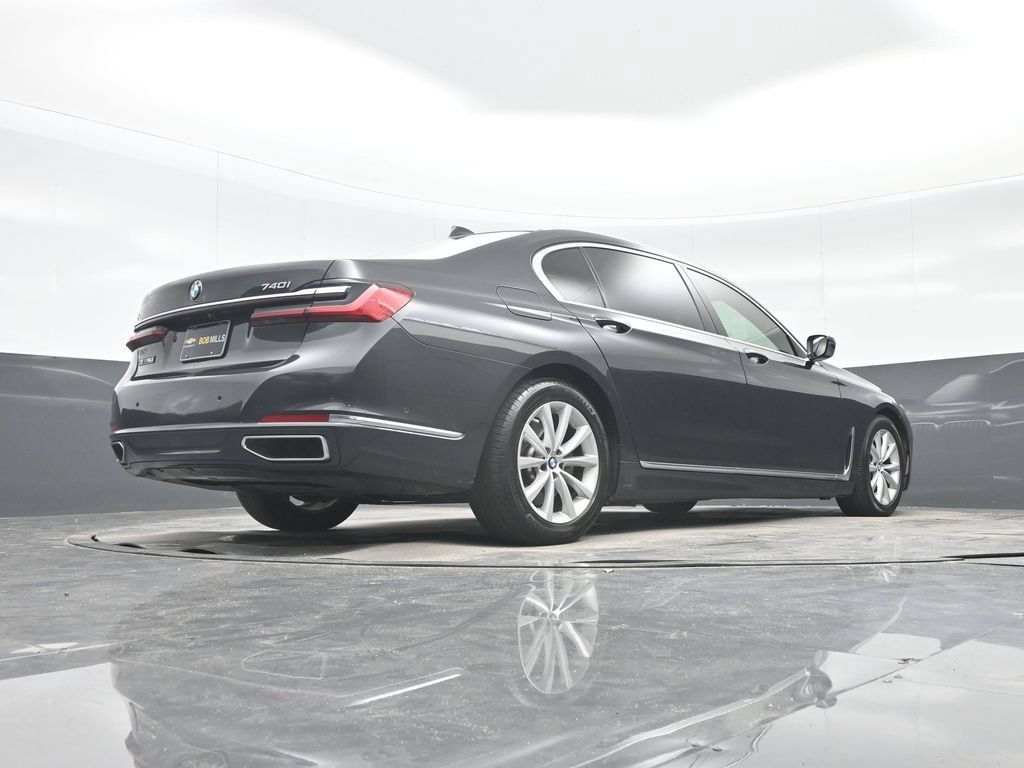 Used 2021 BMW 740i w/ Premium Package RWD image 31