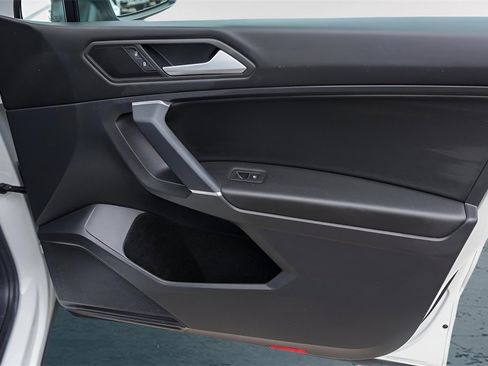 Used 2020 Volkswagen Tiguan SE w/ Panoramic Sunroof Package image 31