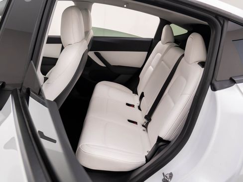 Used 2021 Tesla Model Y Long Range image 16