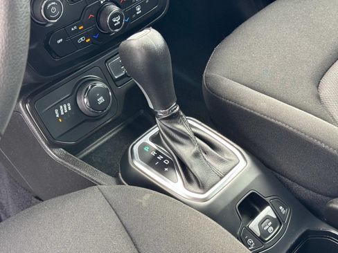 Used 2023 Jeep Renegade Latitude AWD/4WD image 33