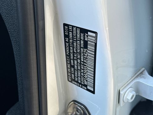 Used 2018 Porsche Macan AWD/4WD image 30