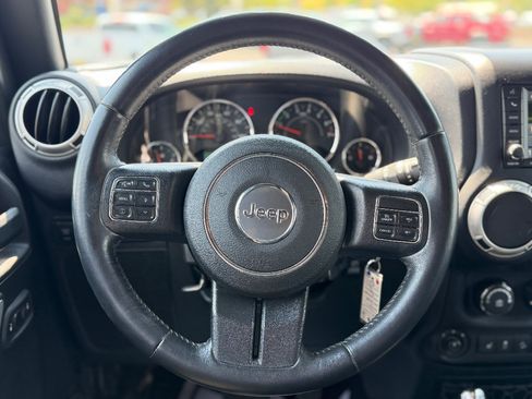 Used 2017 Jeep Wrangler Unlimited Rubicon AWD/4WD image 8