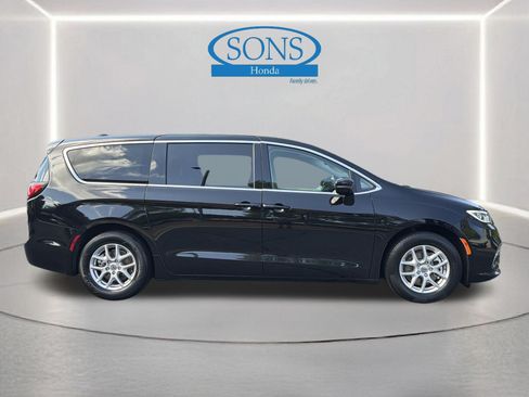 Used 2024 Chrysler Pacifica Touring-L FWD image 29