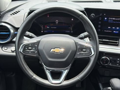Used 2025 Chevrolet Trax LT w/ LT Convenience Package FWD image 23