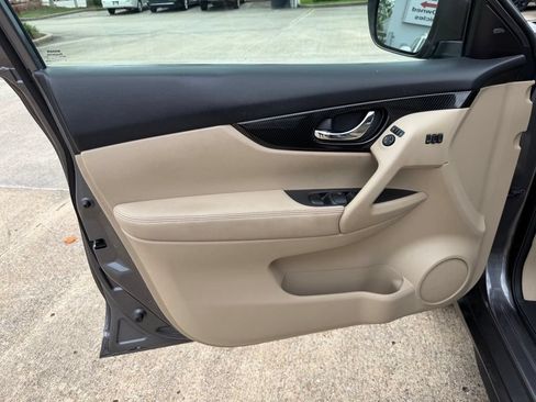Used 2017 Nissan Rogue SL w/ SL Premium Package FWD image 14