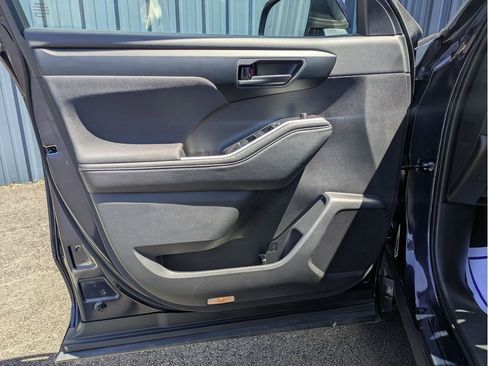 Used 2025 Toyota Highlander LE FWD image 11