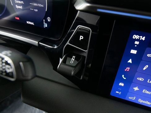 Certified 2025 Porsche Macan 4 Electric image 27