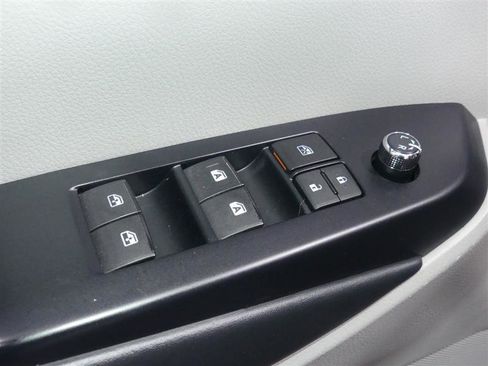 Used 2019 Toyota Highlander XLE image 20